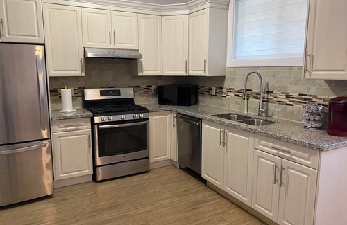 Newton House | Spacious 3-bedroom Suite in fabulous Surrey Wi-Fi, EV Charging, Basketball Court
