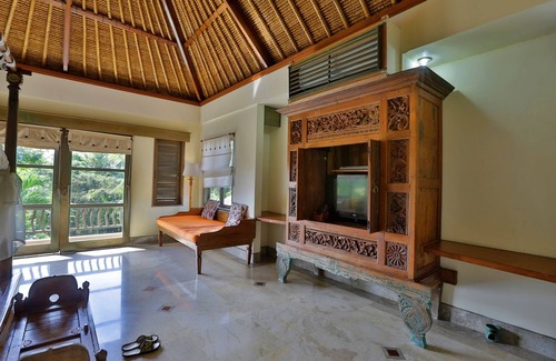 Penatih Villa | Spacious 3 Bedroom villa near Ubud features 2 swimming pool and 2 gazebos