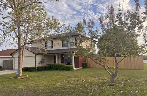 Kyle House | Spacious 3 BR Convenient Big Yard Office