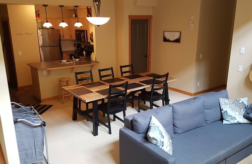 Canmore Condo | Spacious 3 BR Top Floor Condo - Kitchen, Mountain View Balcony, Fireplace & Pool