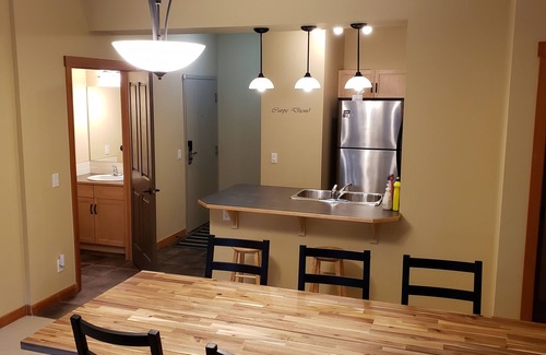 Canmore Condo | Spacious 3 BR Top Floor Condo - Kitchen, Mountain View Balcony, Fireplace & Pool