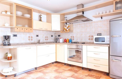 Sumartin Villa | Spacious 3-BR Villa for 6+2 with pool, close to pebbly beaches