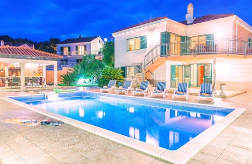 Sumartin Villa | Spacious 3-BR Villa for 6+2 with pool, close to pebbly beaches