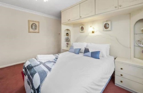 Thurnscoe House | Spacious 3 bedrooms house in Bolton Upon Dearne, host up to 5 guests