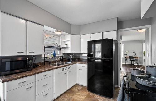 Mendota House | Spacious 3BD Apartment |King Bed, Fenced Yard!