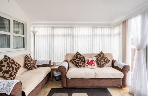 Wrexham House | Spacious 3bed semi/Gamesroom/Drive/10mins to City