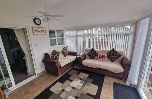 Wrexham House | Spacious 3bed semi/Gamesroom/Drive/10mins to City