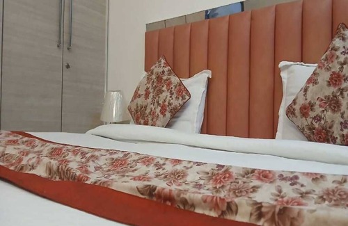 Safdarjung Enclave Apartment | Spacious 3BHK in Safdarjung Enclave- Near Deer Park- Parking, Wifi, Elevator