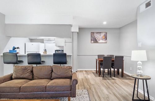 North University Apartment | Spacious 3BR/2BA next to UT 3069