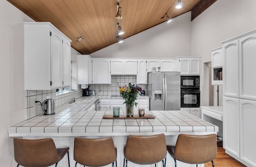 Tahoe Keys House | Spacious 3BR/3BA Ski Retreat Sleeps 10, Hot Tub, Garage, Tesla Charger, Pets ok