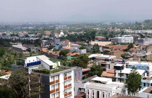 Cileunyi Apartment | Spacious 3BR Combined Unit at Pinewood Apartment By Travelio