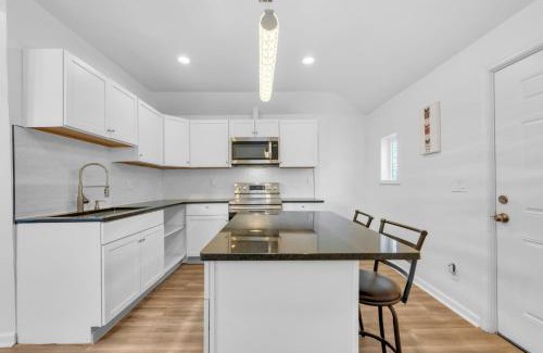 Mexicantown - Southwest Detroit Apartment | Spacious 3BR Detroit Apt Sleeps 7 WiFi