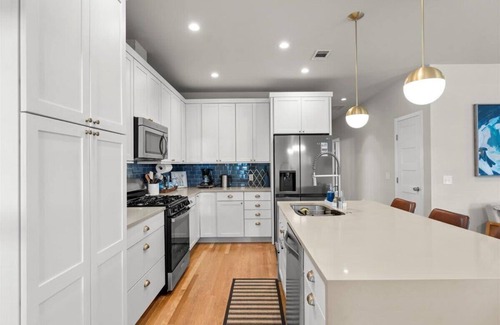 East MLK House | Spacious 3BR Getaway w Free Parking Pet Friendly!