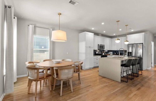 East MLK House | Spacious 3BR Getaway w Free Parking Pet Friendly!