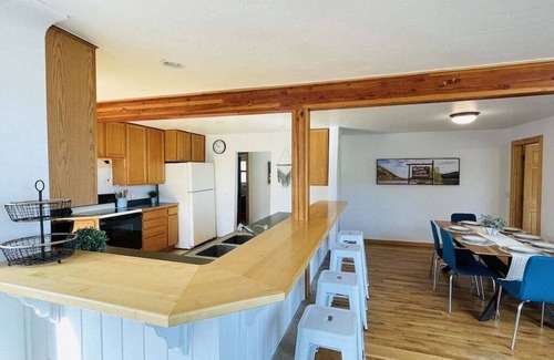 Durango House | Spacious 3BR Guest Home with Large Deck, Amazing Views, Close to Town