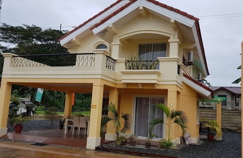 San Pedro House | Spacious 3BR House w/FIBR WiFi & NetFlix sleeps up to 12pax