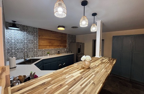 Temple House | Spacious 3BR Home Sleeps 12 + Optional Studio Apartment for 14 Guests Ping Pong!
