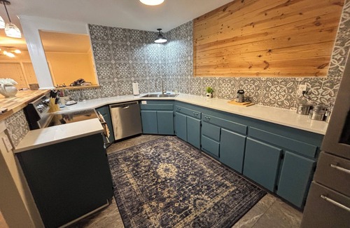 Temple House | Spacious 3BR Home Sleeps 12 + Optional Studio Apartment for 14 Guests Ping Pong!