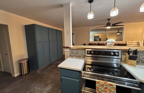 Temple House | Spacious 3BR Home Sleeps 12 + Optional Studio Apartment for 14 Guests Ping Pong!