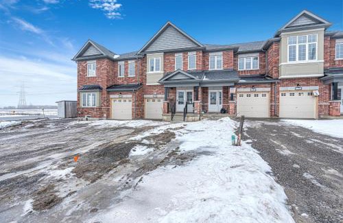Thorold House | Spacious 3BR House with Modern Comforts