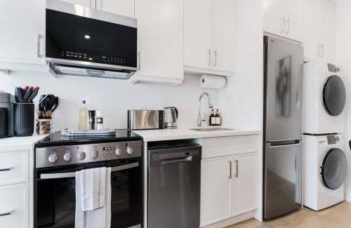 Grange Park Hotel | Spacious 3BR Suite for 10 w Patio Heart of Toronto