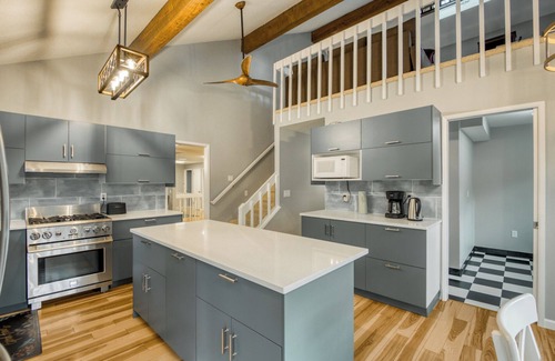 West Haven-Sylvan House | Spacious 4,000 Sq Ft House In Quiet Neighborhood