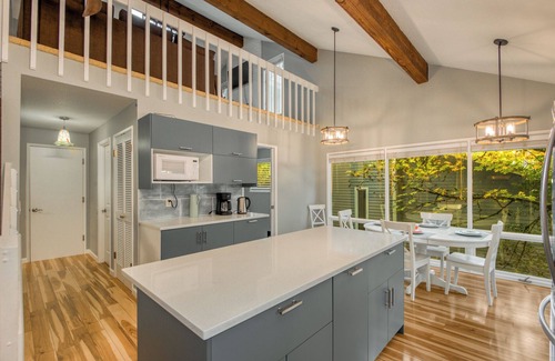 West Haven-Sylvan House | Spacious 4,000 Sq Ft House In Quiet Neighborhood