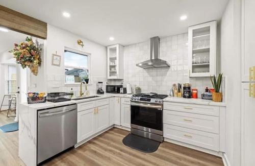 St. Edwards House | Spacious 4/2 home, pool table, bbq, firepit