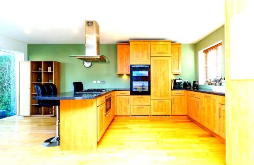 Pill House | Spacious 4-Bed Bristol | WiFi | Parking | Workspace
