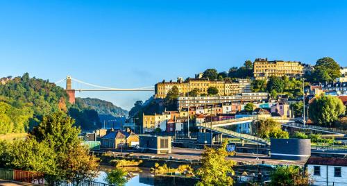 Pill House | Spacious 4-Bed Bristol | WiFi | Parking | Workspace