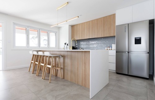 Bridport House | Spacious 4-Bed Coastal Retreat with Ocean Views