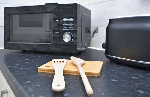 Forsbrook House | Spacious 4 Bed House - Near Alton Towers