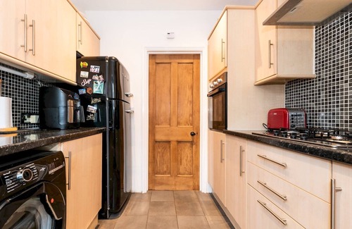 New Eltham House | Spacious 4-Bed House Direct Link to Central London| Pass the Keys