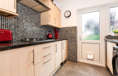 New Eltham House | Spacious 4-Bed House Direct Link to Central London| Pass the Keys
