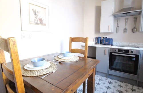 Huddersfield House | Spacious 4 Bed House, Ideally lo