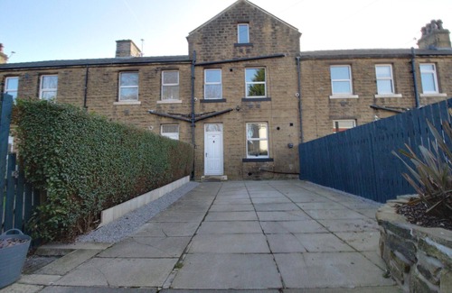Huddersfield House | Spacious 4 Bed House, Ideally lo
