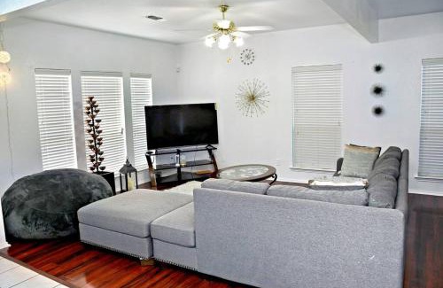 Southeast Arlington House | Spacious 4-bedroom house with AC, Wi-Fi superb in the Heart of Arlington, TX!