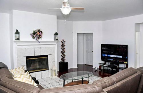 Southeast Arlington House | Spacious 4-bedroom house with AC, Wi-Fi superb in the Heart of Arlington, TX!