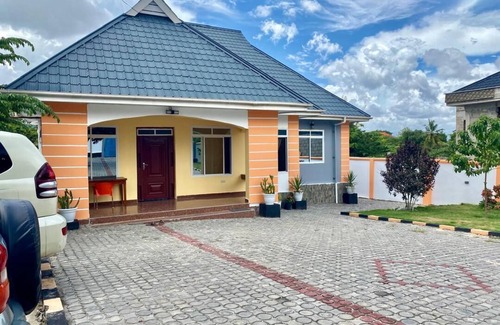 Kisutu House | Spacious 4-bedroom house in gorgeous Dar es Salaam with Wi-Fi, AC
