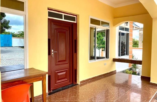 Kisutu House | Spacious 4-bedroom house in gorgeous Dar es Salaam with Wi-Fi, AC