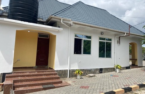Kisutu House | Spacious 4-bedroom house in gorgeous Dar es Salaam with Wi-Fi, AC