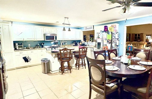 Oxford House | Spacious 4 bedroom 3 bath house only minutes to the Square and campus!