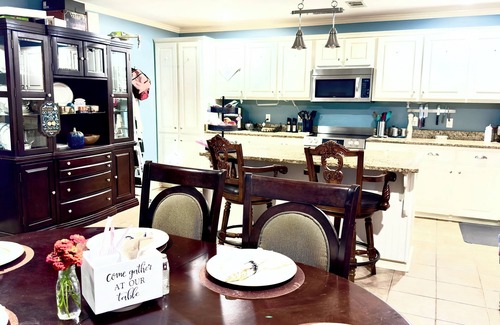 Oxford House | Spacious 4 bedroom 3 bath house only minutes to the Square and campus!