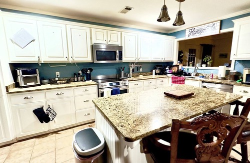 Oxford House | Spacious 4 bedroom 3 bath house only minutes to the Square and campus!