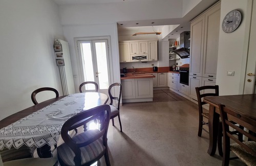 Pisa City Centre Apartment | Spacious 4-bedroom apartment with WiFi, AC in beautiful Pisa