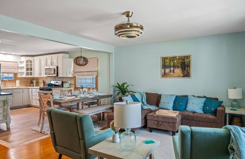 Racine House | Spacious 4-bedroom close to lake, large backyard, 2 king beds, great location