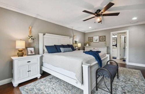Lutz House | Spacious 4 Bedroom Entire Home, Tampa, Fire Pit