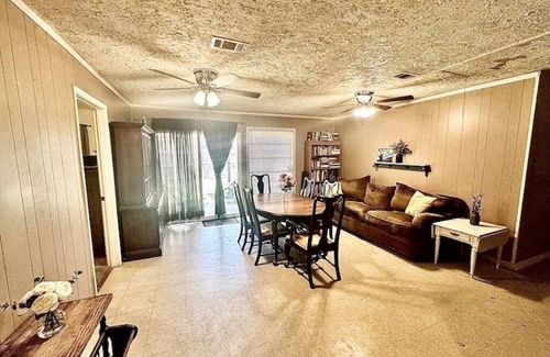 Bryan House | Spacious 4-bedroom family home in charming Bryan with AC, WiFi