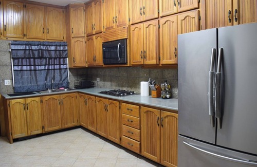Crown Point House | Spacious 4-bedroom house in charming Bon Accord with WiFi. 3 mins from beaches