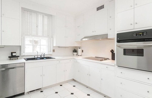 Burlington House | Spacious 4-bedroom house on Golf Course in charming Burlington.